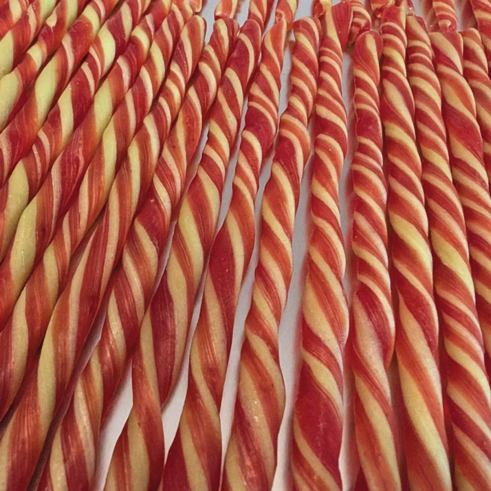 Bonbons durs en bâtonnets multicolores - confiserie québécoise